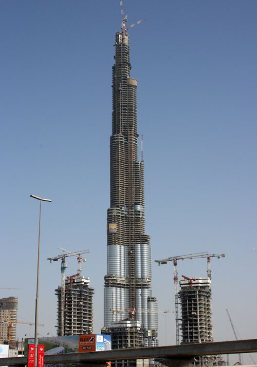 Burj Dubai now towers 600 meters above the Emirate of Dubai. Burj Dubai now towers 600 meters above the Emirate of Dubai.