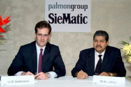 Palmon Group Chairman MM Lahori (right) with<br>SieMatic CEO Ulrich Wilhelm Siekmann (left)