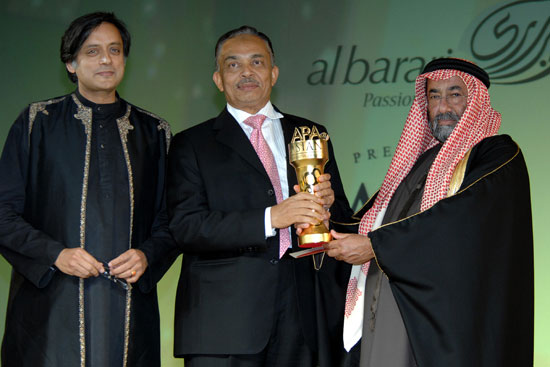 HE Obaid Khalifa Jaber Al Marri and Dr. Shashi Tharoor presenting the award to Mr. Syed M. Salahuddin.