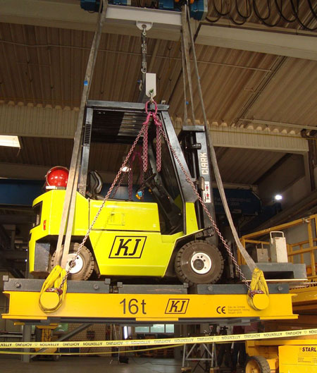 The vehicle suspended from a crane by a steel cylinder 7 cm in<br>
diameter, with the two parts of the cylinder secured together with<br>
3M™ Scotch-Weld™ Plastic & Rubber Instant Adhesive PR100.