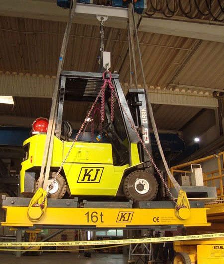 The vehicle suspended from a crane by a steel cylinder 7 cm in<br>
diameter, with the two parts of the cylinder secured together with<br>
3M™ Scotch-Weld™ Plastic & Rubber Instant Adhesive PR100.