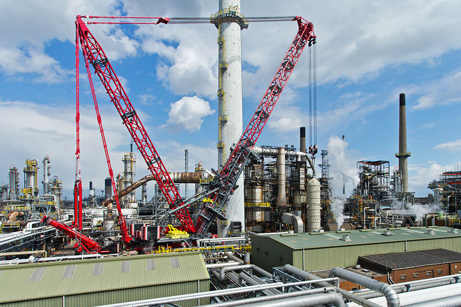 Crane For Confined Spaces Delivers Lift at Complex Refinery Site